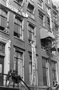 In Amsterdam zijn ongeveer dertig panden gekraakt o.a. pand bezet op Herengrach, Bestanddeelnr 923-4997