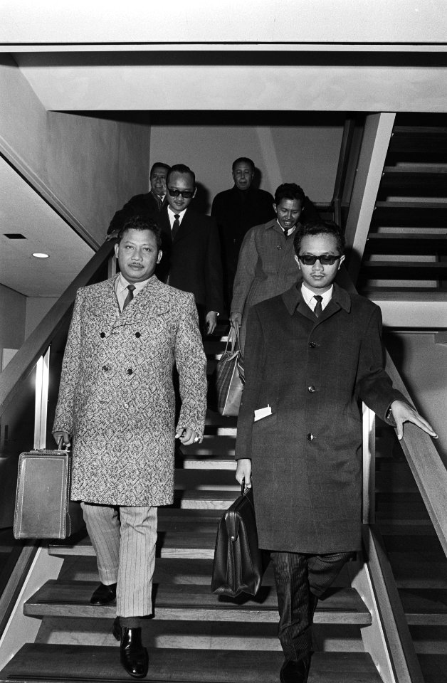 Indonesische parlementaire commissie van PNI-partij arriveert op Schiphol, Bestanddeelnr 924-2184