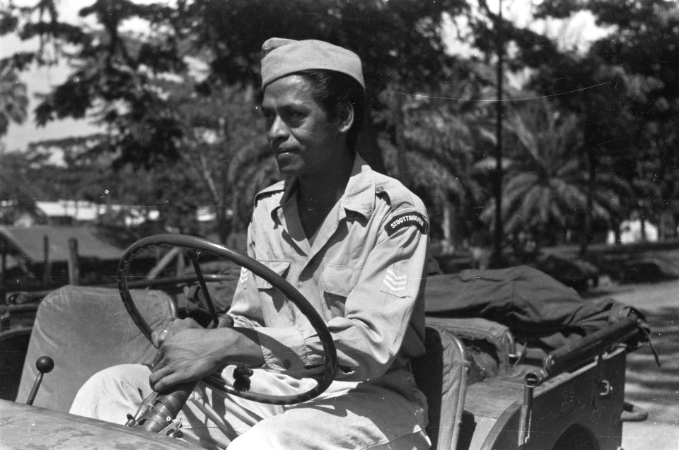 Indonesische sergeant van het regiment Stoottroepen achter het stuur van een jee, Bestanddeelnr 321-5-4