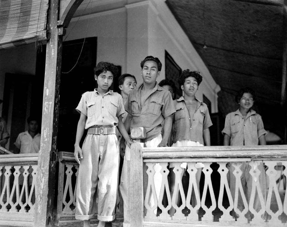 Indonesische jongen en jonge mannen (deels in uniform) op een veranda, Bestanddeelnr 10523