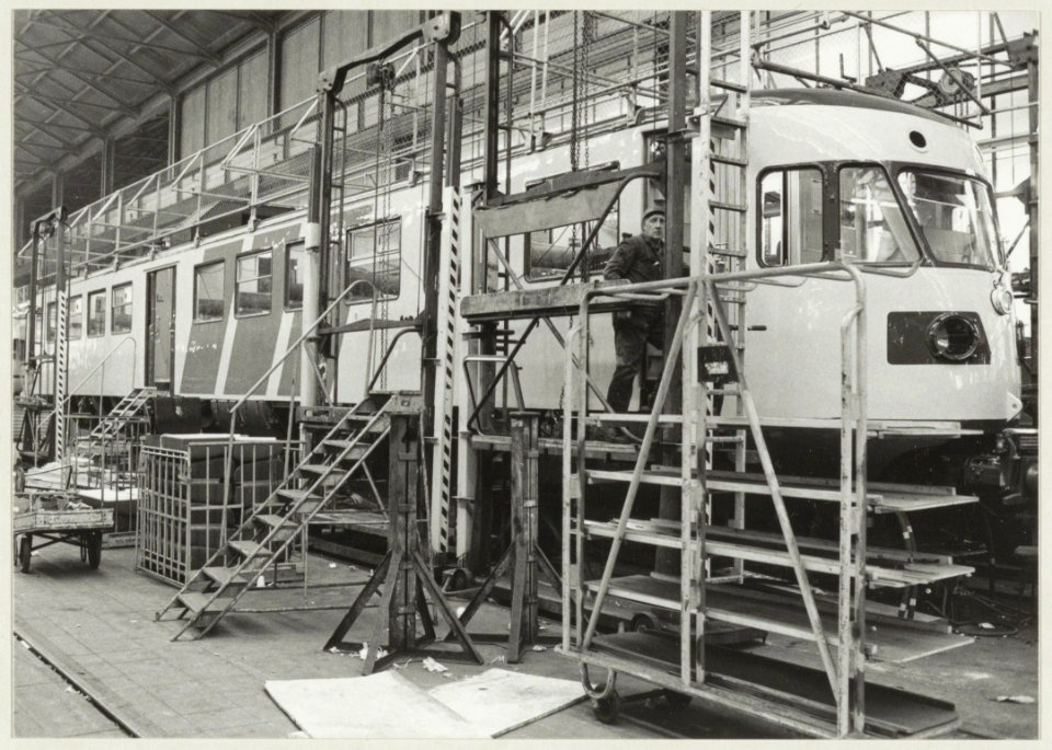 In de montagehal van de hoofdwerkplaats van N.S. waar treinen gerepareerd en gereviseerd worden. NL-HlmNHA 54010143