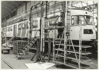 In de montagehal van de hoofdwerkplaats van N.S. waar treinen gerepareerd en gereviseerd worden. NL-HlmNHA 54010143