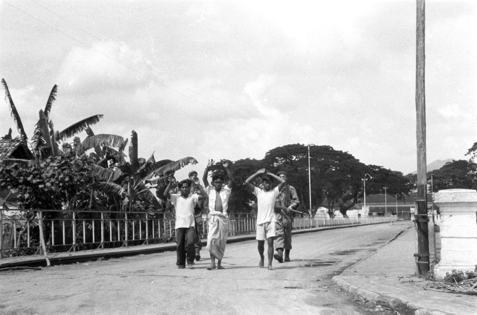 Indonesische krijgsgevangen worden opgebracht, Bestanddeelnr 5619