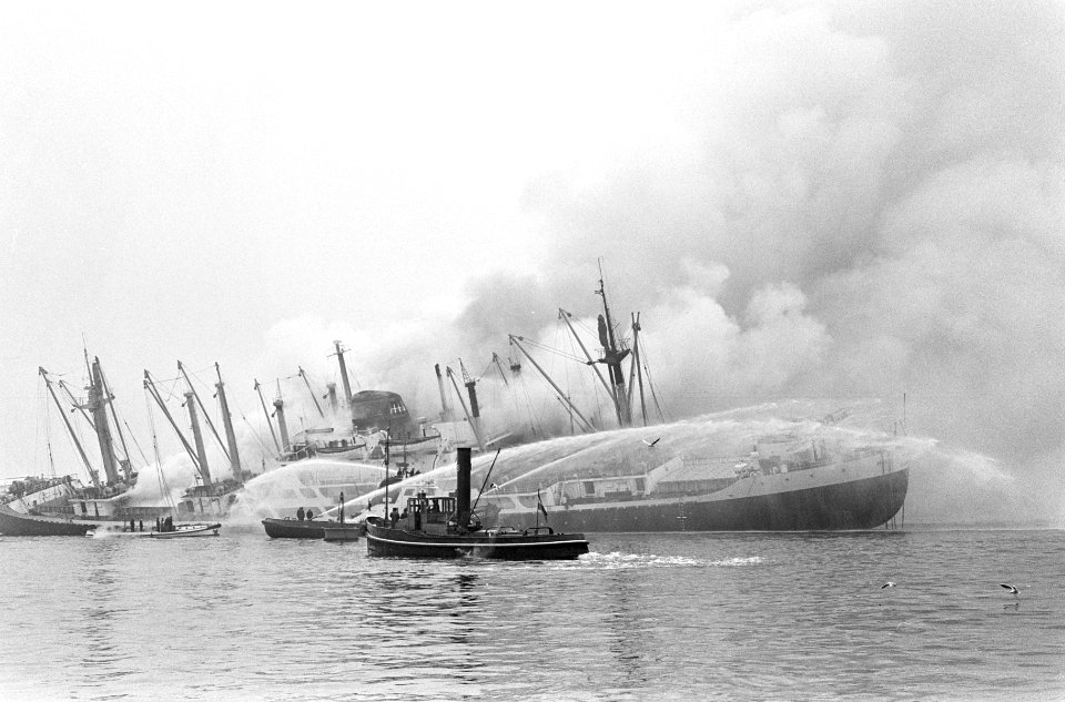 Indonesische vrachtschip Tjokroaminoto in brand in Amsterdamse haven, overzich, Bestanddeelnr 917-0721