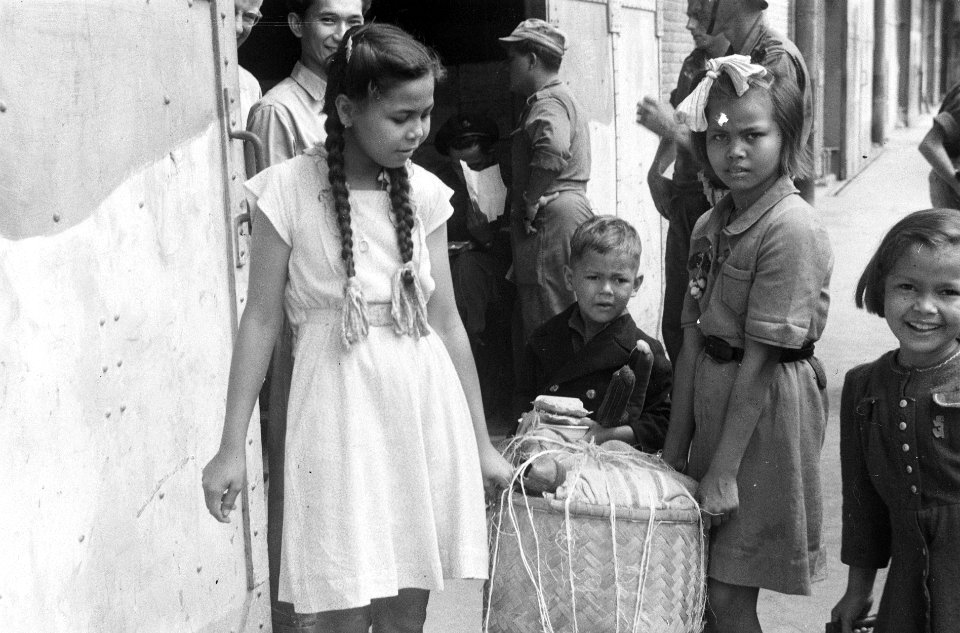 Indonesische meisjes dragen een man met kleding, Bestanddeelnr 5974