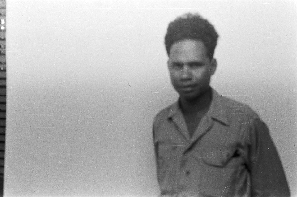 Indonesische of Indische jonge man in overhemd zonder rangonderscheidingstekens, Bestanddeelnr 521-1-6
