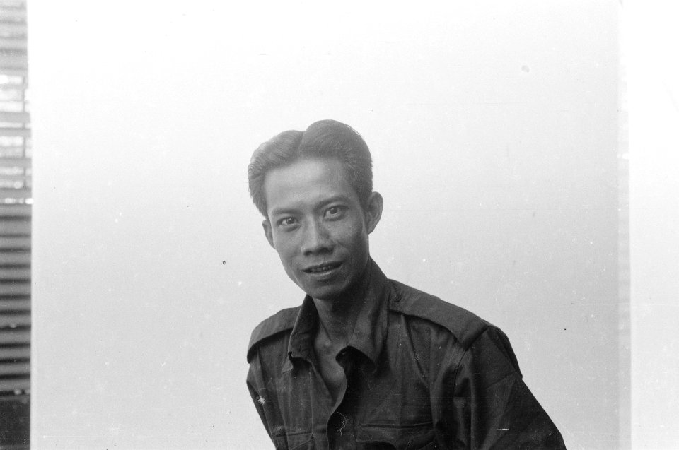 Indonesische of Indische militair in overhemd met schouderepauletten zonder ran, Bestanddeelnr 523-2-1