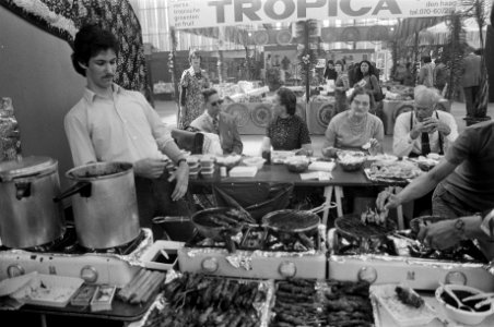 Indonesische markt Pasar Malam in Amsterdamse RAI mens bij satebar op Pasar Mal, Bestanddeelnr 927-2544