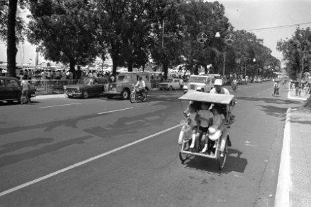 Indonesie, Djakarta, straat met riksjas en dergelijke, Bestanddeelnr 924-8354