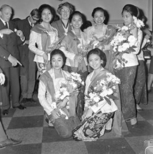 Indonesische dansgroep in ons land, de topdanseressen werden in de bloemen gezet, Bestanddeelnr 917-0881