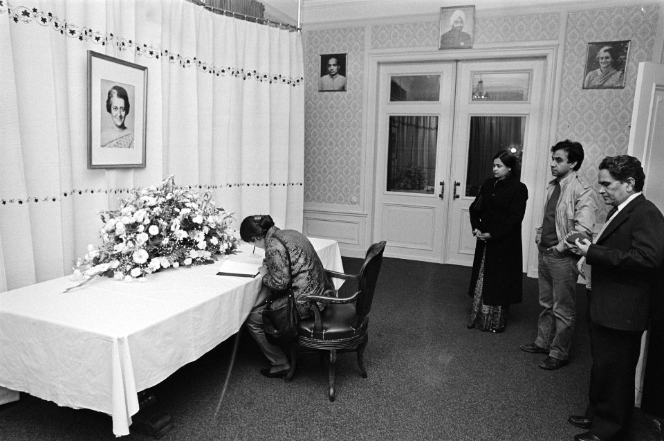Indira Gandhi overleden, gelegenheid tot tekenen condoleanceregister in de India, Bestanddeelnr 933-1340