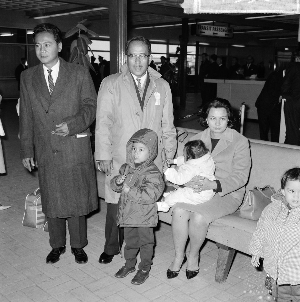 Indonesische functionarissen op Schiphol, links de heer Atmosoedarmo (voor Mosko, Bestanddeelnr 917-3368 photo