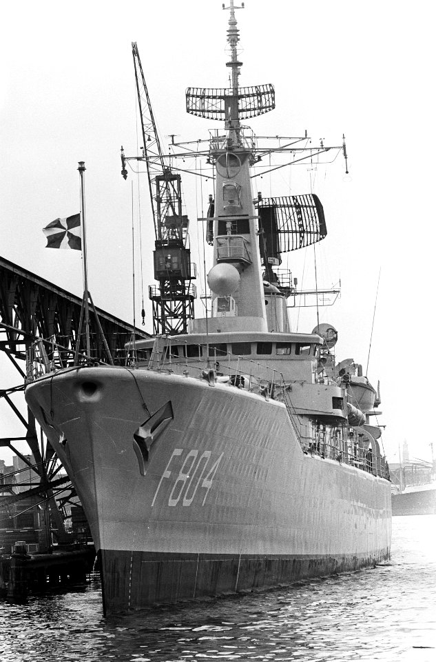 Indiensstelling Fregat Hr. Ms. Tjerk Hiddes bij NDSM werf. De Geus waait hal, Bestanddeelnr 920-6049