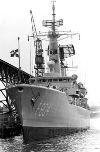Indiensstelling Fregat Hr. Ms. Tjerk Hiddes bij NDSM werf. De Geus waait hal, Bestanddeelnr 920-6049
