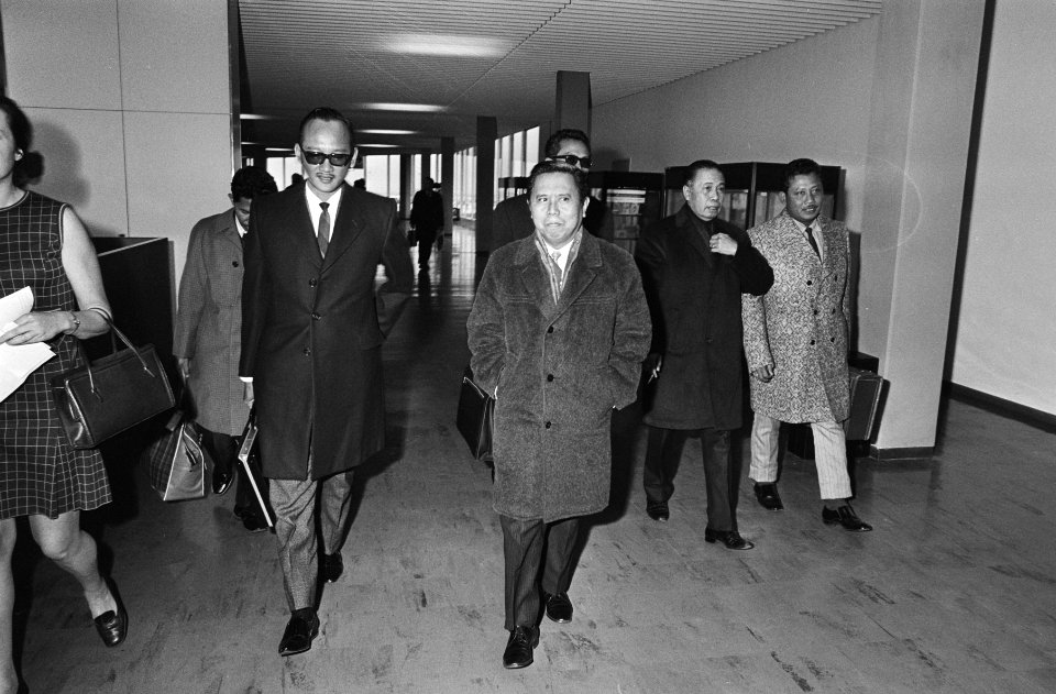 Indonesische parlementaire commissie van PNI-partij arriveert op Schiphol, Bestanddeelnr 924-2183