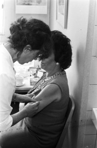 Inenten tegen cholera bij GGD te Amsterdam voor Spanjereizigers, mevrouw wordt i, Bestanddeelnr 924-7662