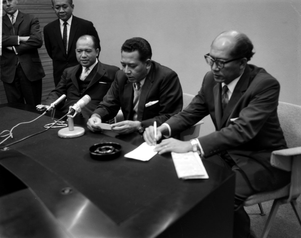 Indonesische Handelsmissie op Schiphol aangekomen Tijdens persconferentie dr M, Bestanddeelnr 915-7484