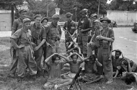 Indonesische krijgsgevangenen onder bewaking van een groep Nederlandse militair, Bestanddeelnr 5262