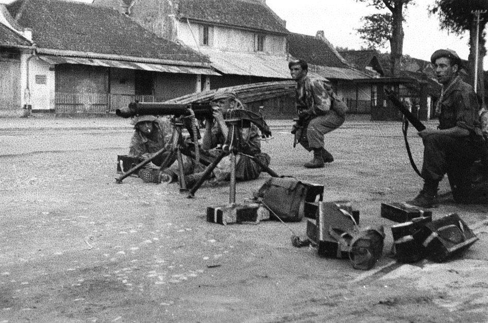 Infanteristen bij de opmars in Djokjakarta achter een Vickers machinegeweer, Bestanddeelnr 5114