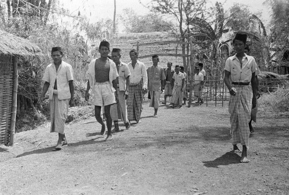 Indonesische mannen met pecis komen aangelopen, Bestanddeelnr 50-3-4
