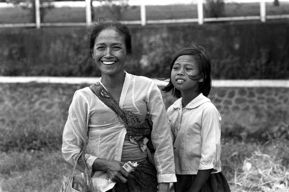 Indonesie, Djakarta, vrouw en kind, man eet, Bestanddeelnr 924-8461