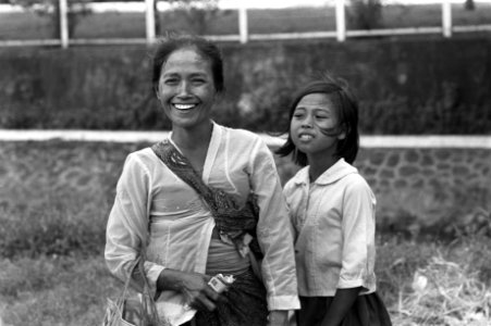 Indonesie, Djakarta, vrouw en kind, man eet, Bestanddeelnr 924-8461