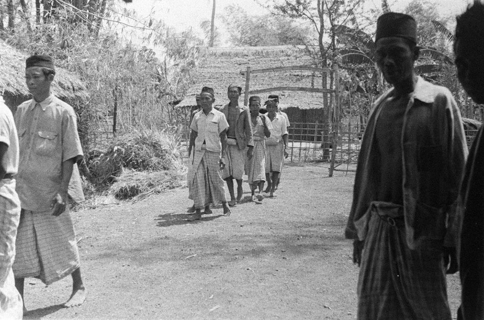 Indonesische mannen met pecis komen aangelopen, Bestanddeelnr 50-3-5