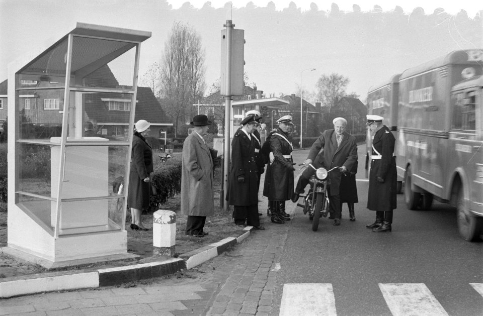 Indienststelling stoplichten te Naarden, Bestanddeelnr 910-8372