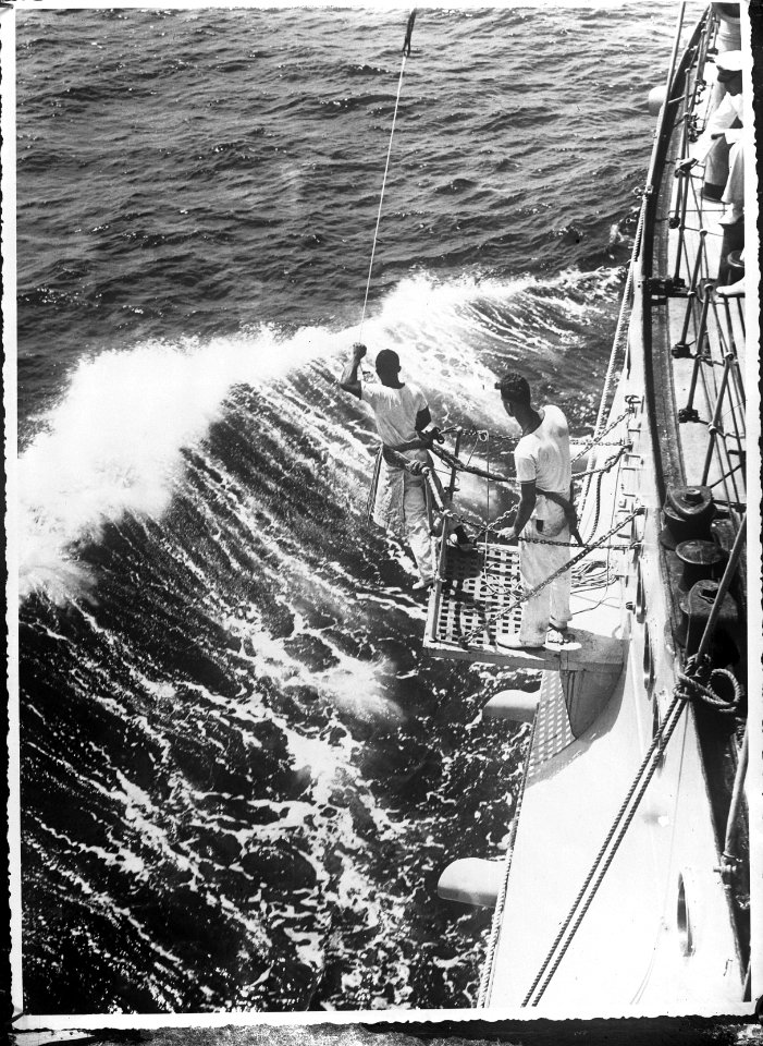 Indonesische matrozen van de Koninklijke Marine leren diepte peilen. Bezig met h, Bestanddeelnr 935-0011