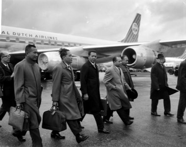 Indonesische Handelsmissie op Schiphol aangekomen In midden dhr Sudojo Achmed , Bestanddeelnr 915-7482