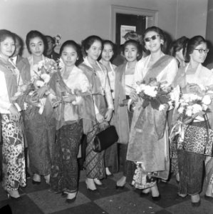 Indonesische dansgroep in ons land, de ontvangst op station Holland Spoor te Den, Bestanddeelnr 917-0880