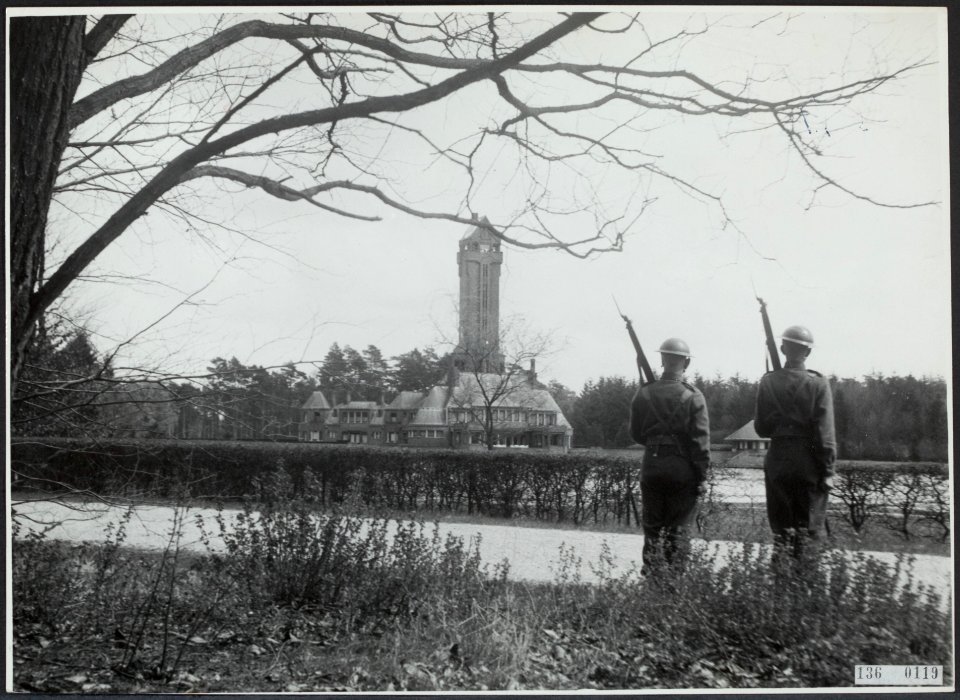 Indonesie conferentie op jachtslot St. Hubertus. Soldaten bewaken de omgeving, Bestanddeelnr 136-0119