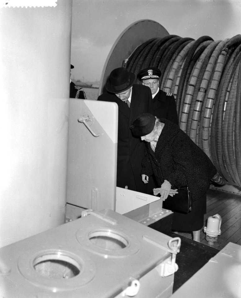 Indienstelling ondiepwatermijnenveger Van Hamel te Amsterdam Noord , mevrouw V, Bestanddeelnr 911-7698