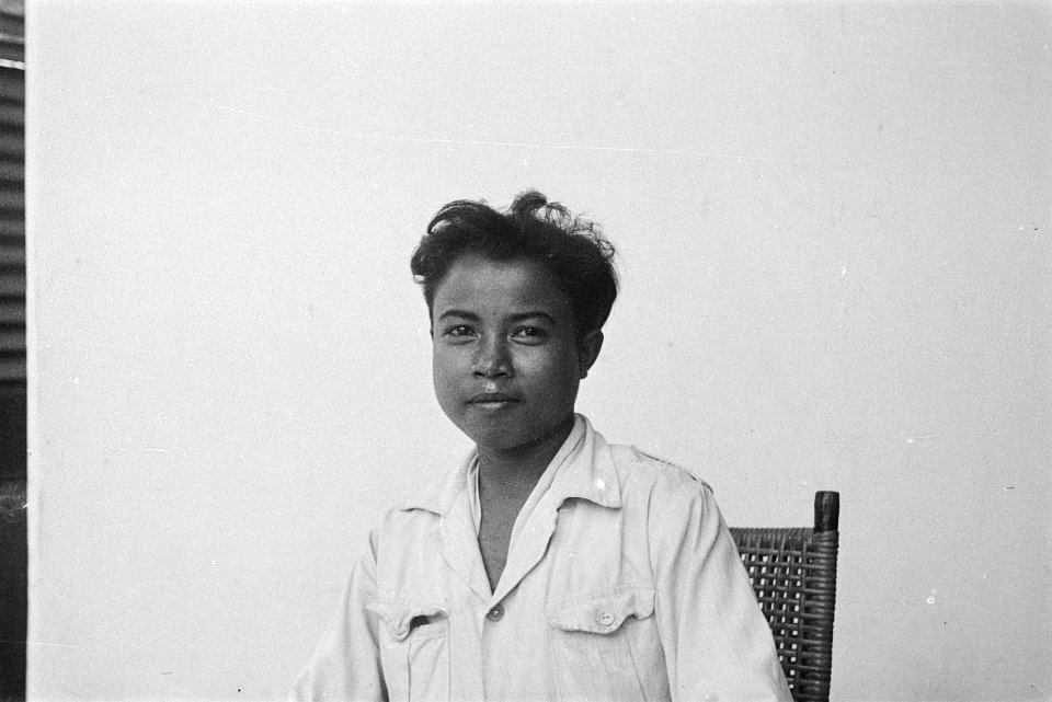 Indonesische of Indische jonge man in overhemd zonder schouderepauletten en ran, Bestanddeelnr 521-4-5