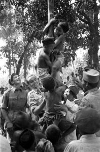 Indonesische jongens klimmen in een paal aangemoedigd door militairen, Bestanddeelnr 7113