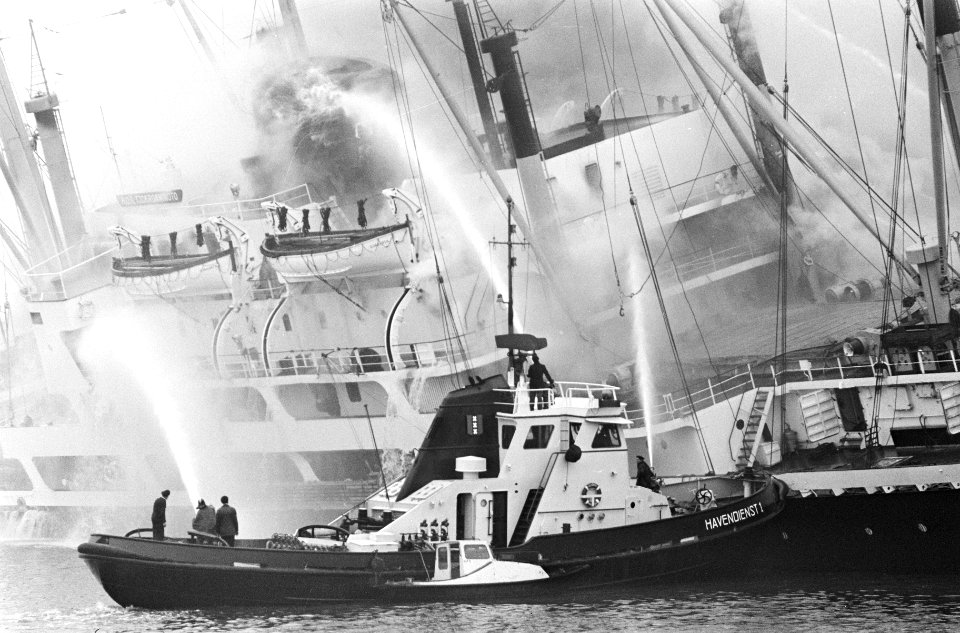 Indonesische vrachtschip Tjokroaminoto in brand in Amsterdamse haven, overzich, Bestanddeelnr 917-0716