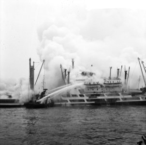 Indonesische vrachtschip Tjokroaminoto in brand in Amsterdamse haven, de bluss, Bestanddeelnr 917-0723