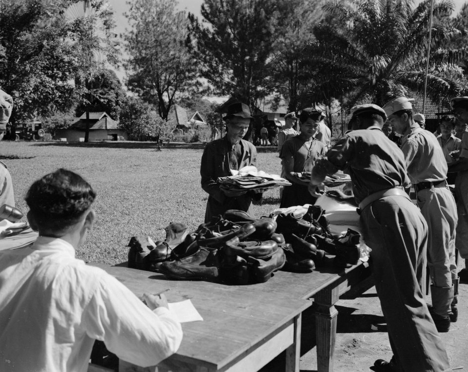 Indonesische mannen krijgen kleding en uitrustingstukken uitgereikt door een fo, Bestanddeelnr 8571