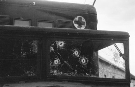 Indramajoe. De doorzeefde voorruit van de Rode Kruis ambulancewagen, die op 30 s, Bestanddeelnr 371-2-2