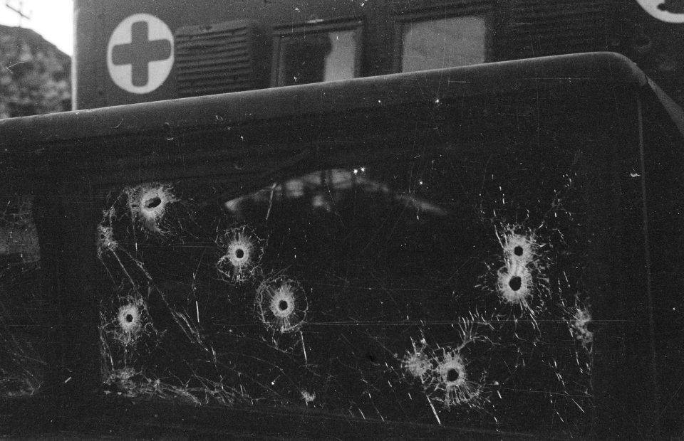 Indramajoe. De doorzeefde voorruit van de Rode Kruis ambulancewagen, die op 30 s, Bestanddeelnr 371-2-3