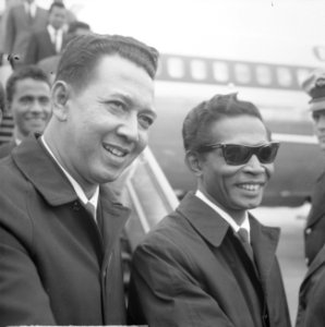 Indonesische ministers op Schiphol, links Minister van Handel Achmad Yussuf en r, Bestanddeelnr 917-7545
