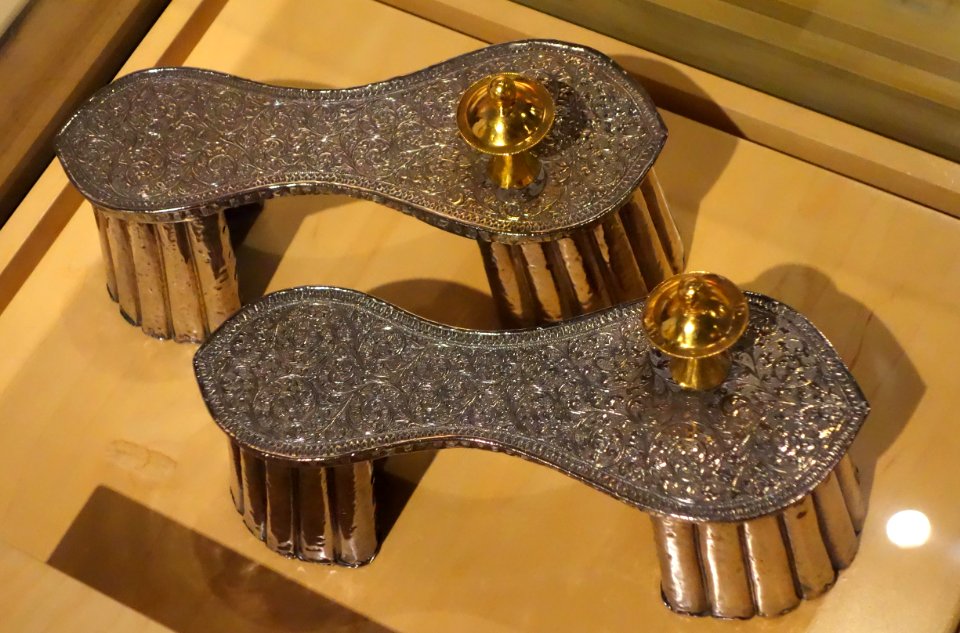Indian paduka, Jaipur, 18th century AD - Bata Shoe Museum - DSC00046