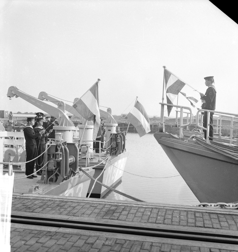 Indienststelling vier nieuwe watermijnvegers in Den Helder ophijsen vlag, Bestanddeelnr 913-0183