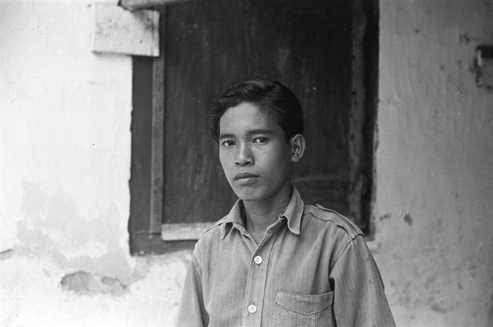 Indonesische of Indische jonge man in overhemd zonder rangonderscheidingstekens, Bestanddeelnr 522-6-4