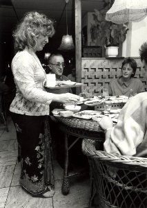 Indonesisch restaurant Mooi Java. Kruisweg 32 zwart. Aangekocht in 1987 van United Photos de Boer bv. - Negatiefnummer 26871 k 29 A. - Gepubliceerd in het Haarlems Dagblad van 21.10.1986