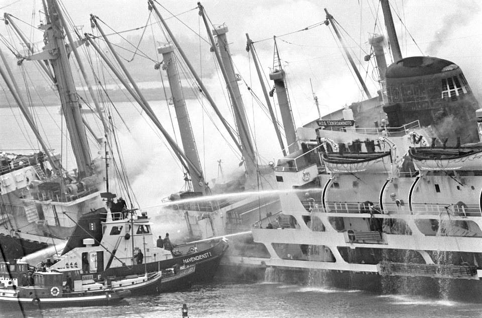 Indonesische vrachtschip Tjokroaminoto in brand in Amsterdamse haven, overzich, Bestanddeelnr 917-0719