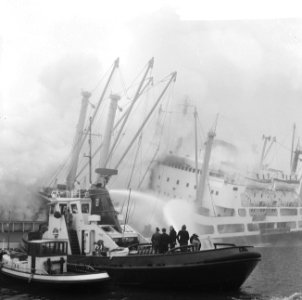 Indonesische vrachtschip Tjokroaminoto in brand in Amsterdamse haven, overzich, Bestanddeelnr 917-0724