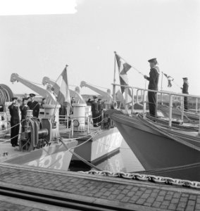 Indienststelling vier nieuwe watermijnvegers in Den Helder ophijsen vlag, Bestanddeelnr 913-0182