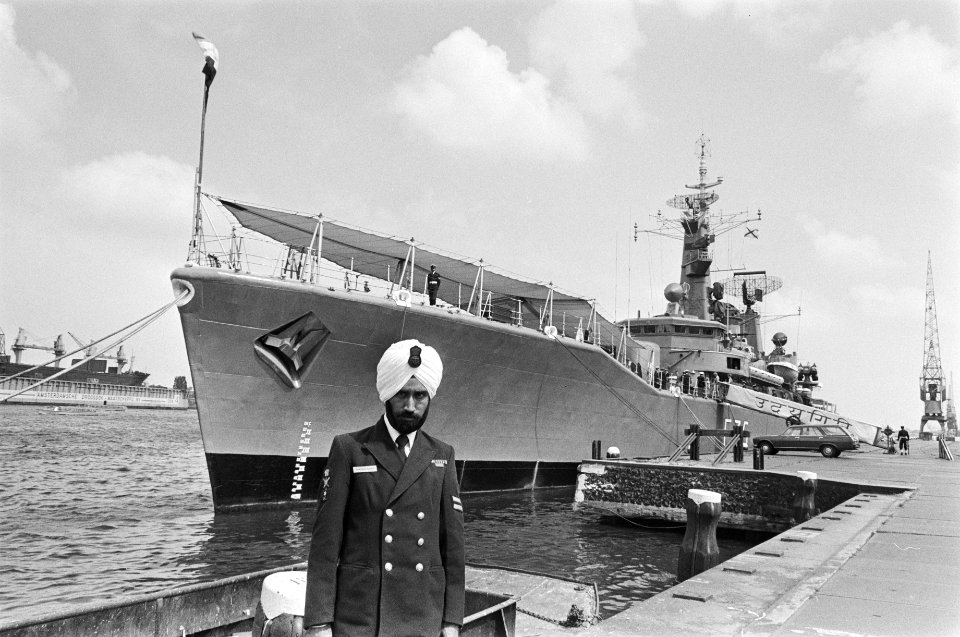 Indiaas marinefregat Udaygiri in Amsterdamse haven een van de bemanningsleden (, Bestanddeelnr 929-2592