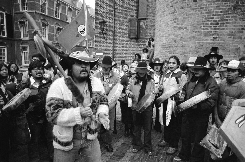 Indianen demonstreren op het Binnenhof, Bestanddeelnr 931-7965